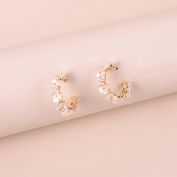 🌼🌼NEW🌼🌼VERY PRETTY!! Irridecent Flower Hoop Earrings in GOLD - Picture 2 of 16